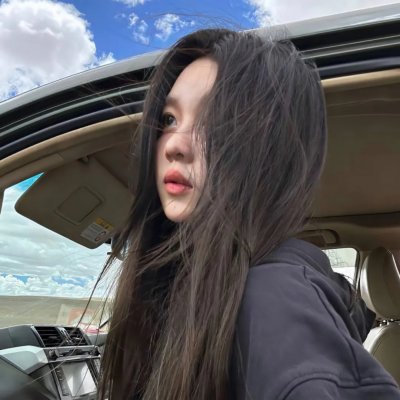 马戏院帐篷顶上的艺人
